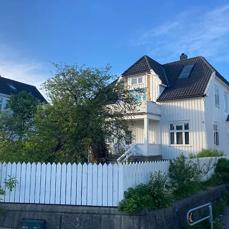 Kjellerleilighet Pa Lund- Sentrumsnaert I Kristiansand Appartement